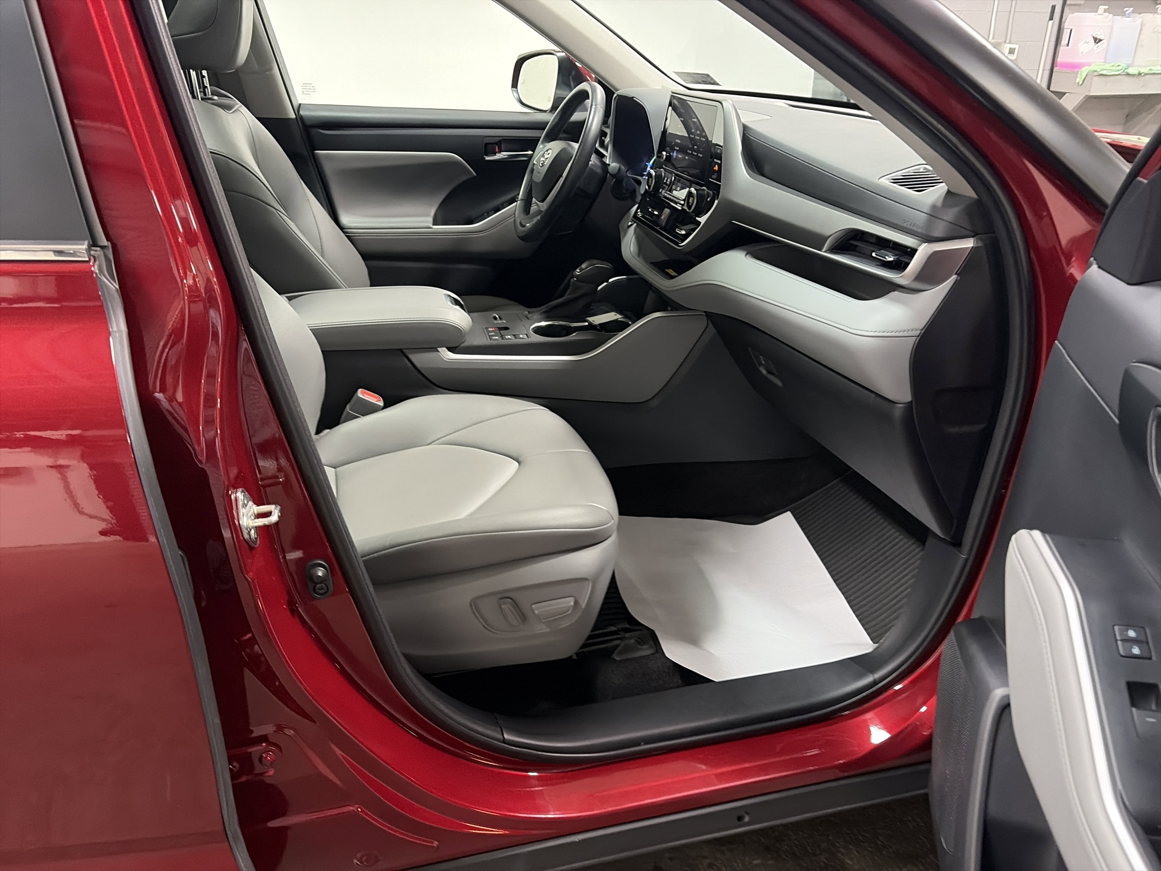 Used 2023 Toyota Highlander XLE image 34