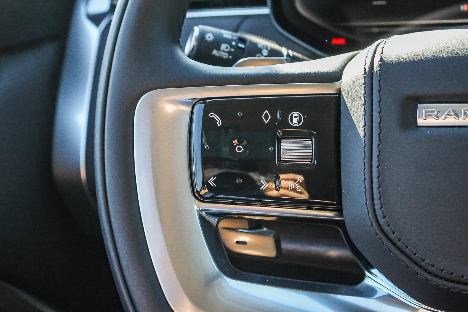 New 2026 Land Rover Range Rover SE AWD/4WD image 32