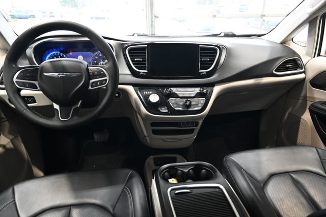 Used 2024 Chrysler Pacifica Touring-L FWD image 13