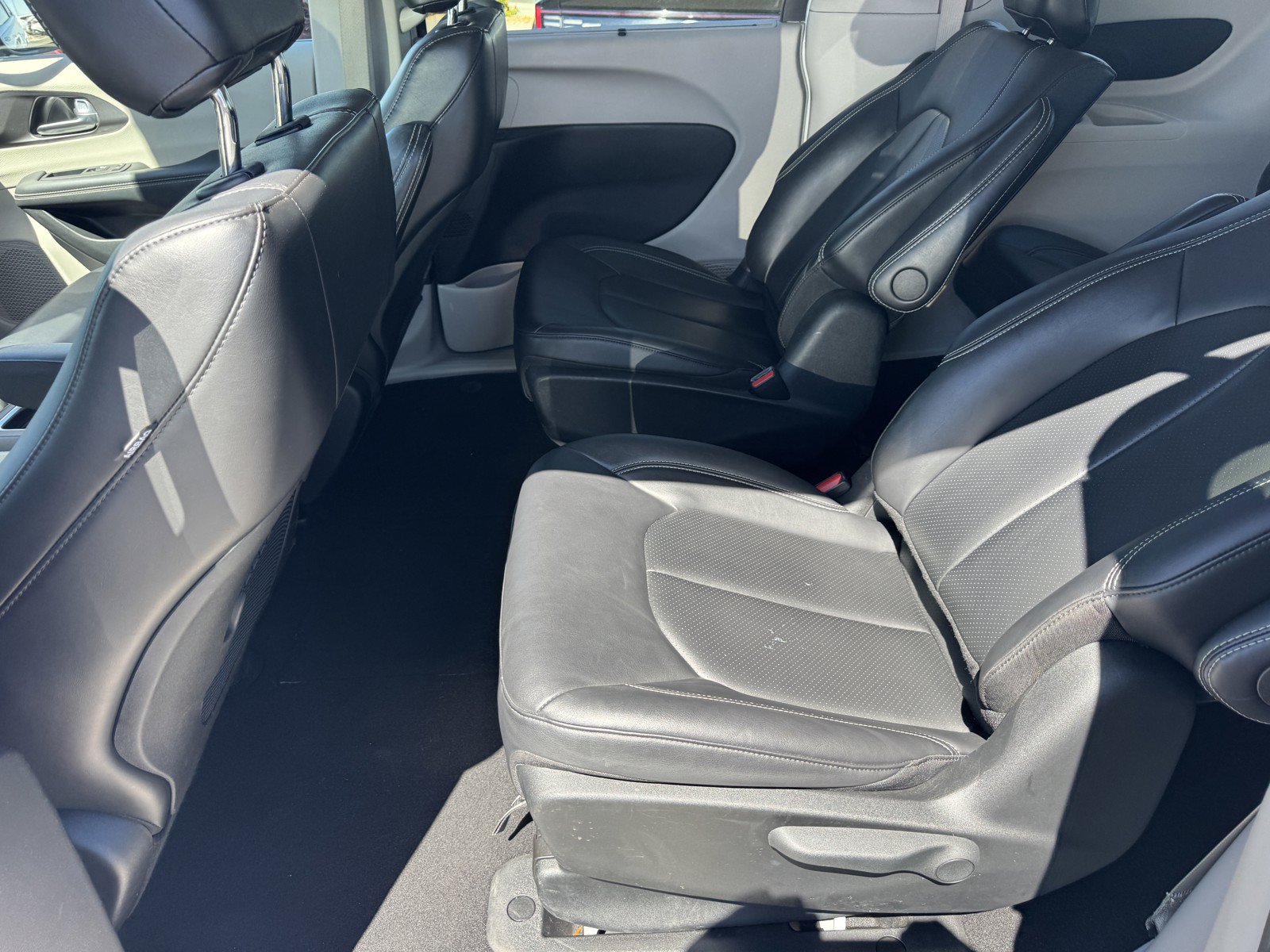 Used 2024 Chrysler Pacifica Limited FWD image 13