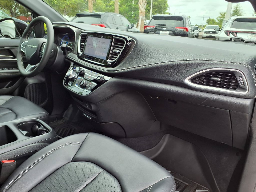 Used 2026 Chrysler Pacifica Select FWD image 12