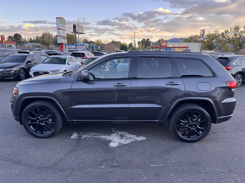 Used 2017 Jeep Grand Cherokee Altitude AWD/4WD image 4