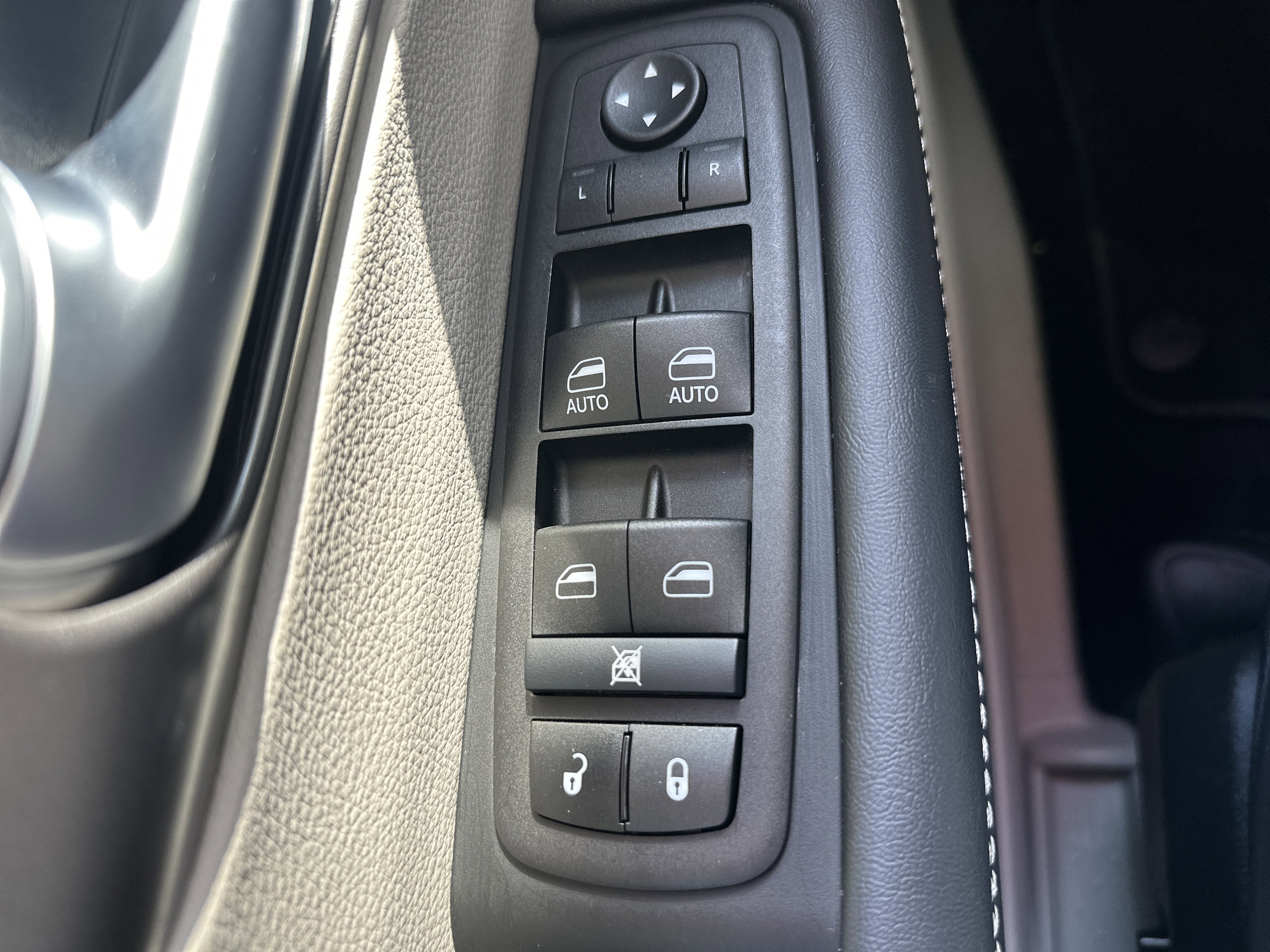 Used 2024 Chrysler Pacifica Touring-L image 24