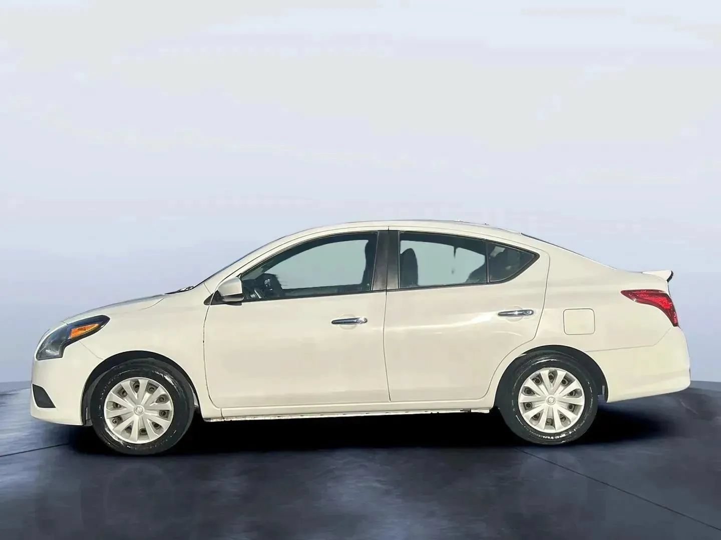 Used 2016 Nissan Versa SV FWD image 2