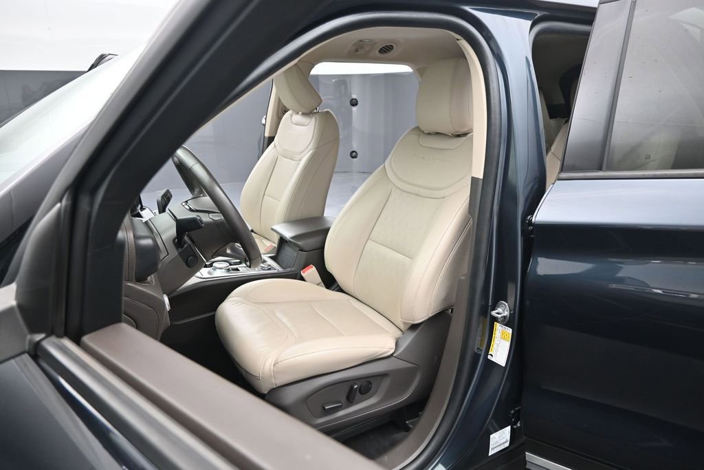 Used 2023 Ford Explorer Platinum AWD/4WD image 9