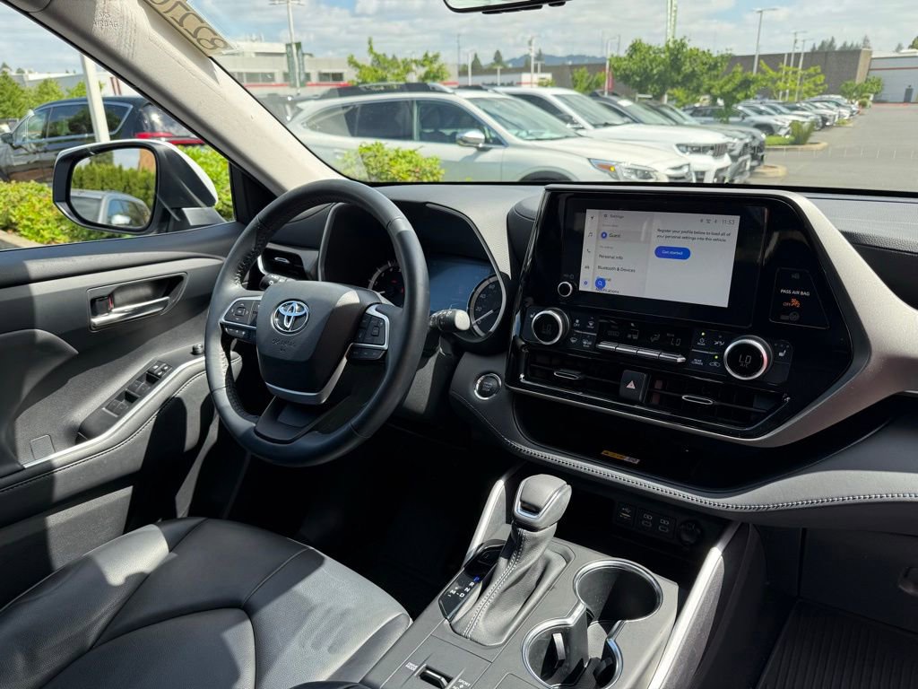 Used 2023 Toyota Highlander XLE FWD image 19