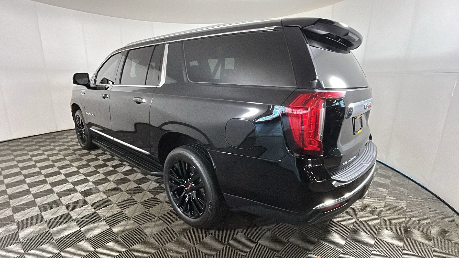 Used 2024 GMC Yukon XL SLT w/ SLT Luxury Package AWD/4WD image 5