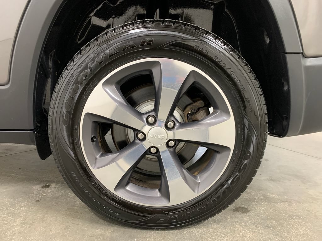 Used 2019 Jeep Cherokee Limited AWD/4WD image 5