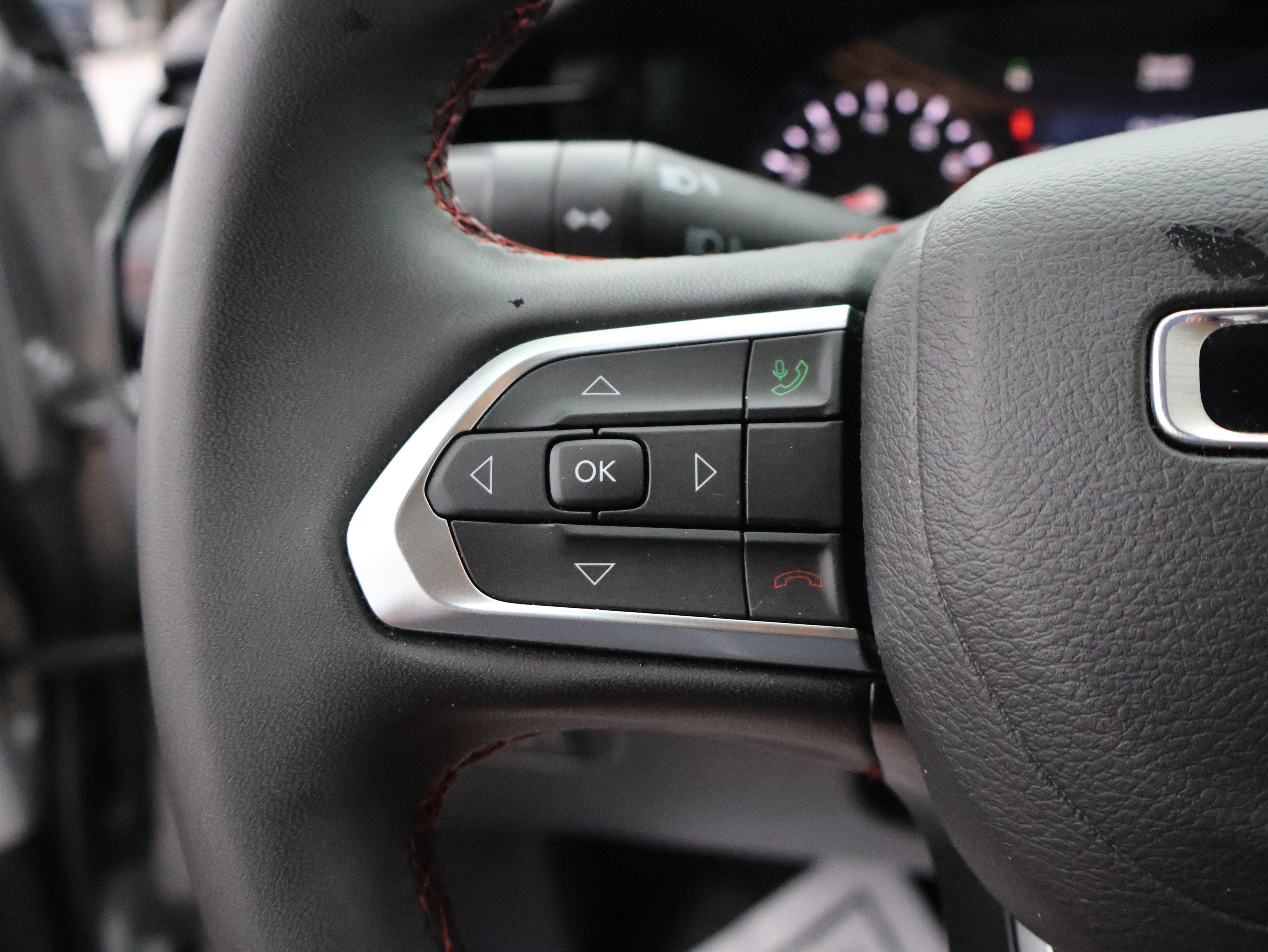 Used 2025 Jeep Compass Trailhawk AWD/4WD image 35