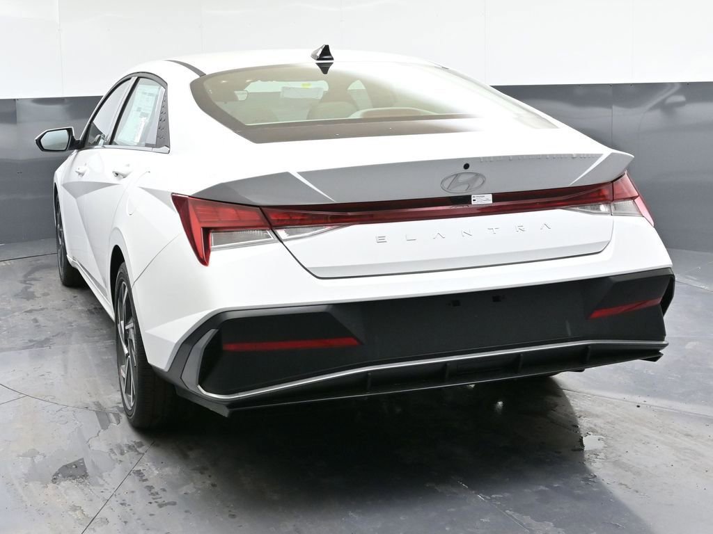 Certified 2025 Hyundai Elantra SEL image 4