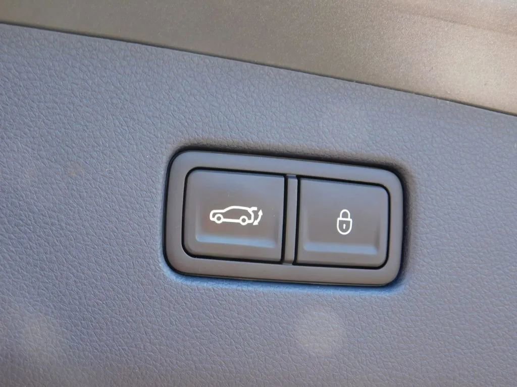 Used 2023 Genesis GV70 2.5T w/ Sport Prestige Package image 10