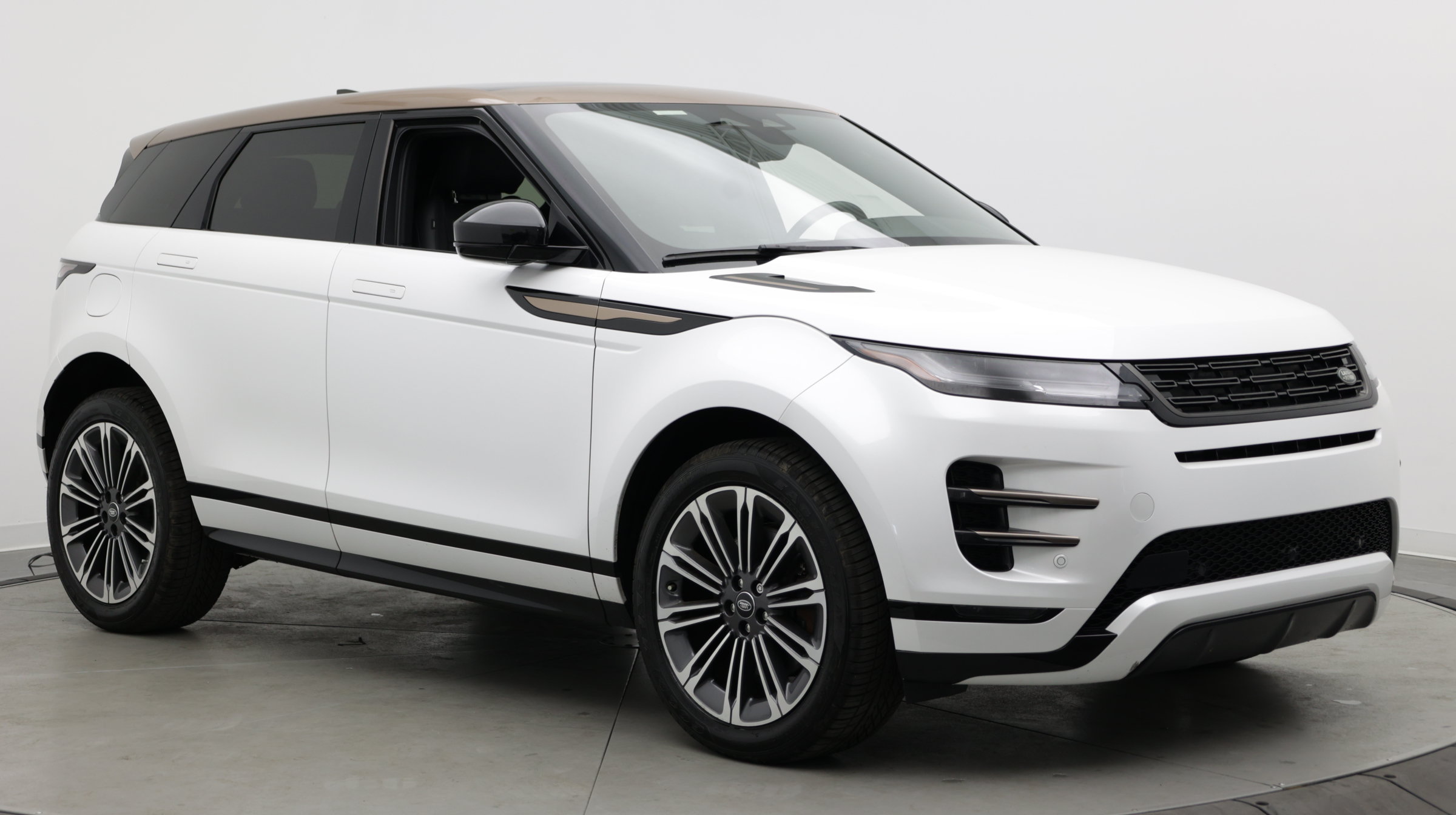Used 2024 Land Rover Range Rover Evoque Dynamic SE AWD/4WD image 3