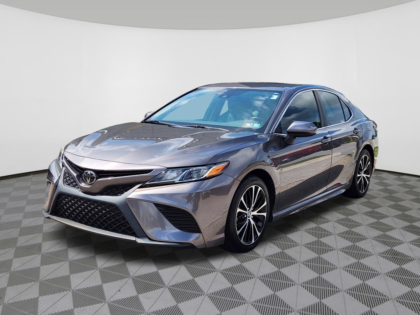 Used 2019 Toyota Camry SE FWD image 2