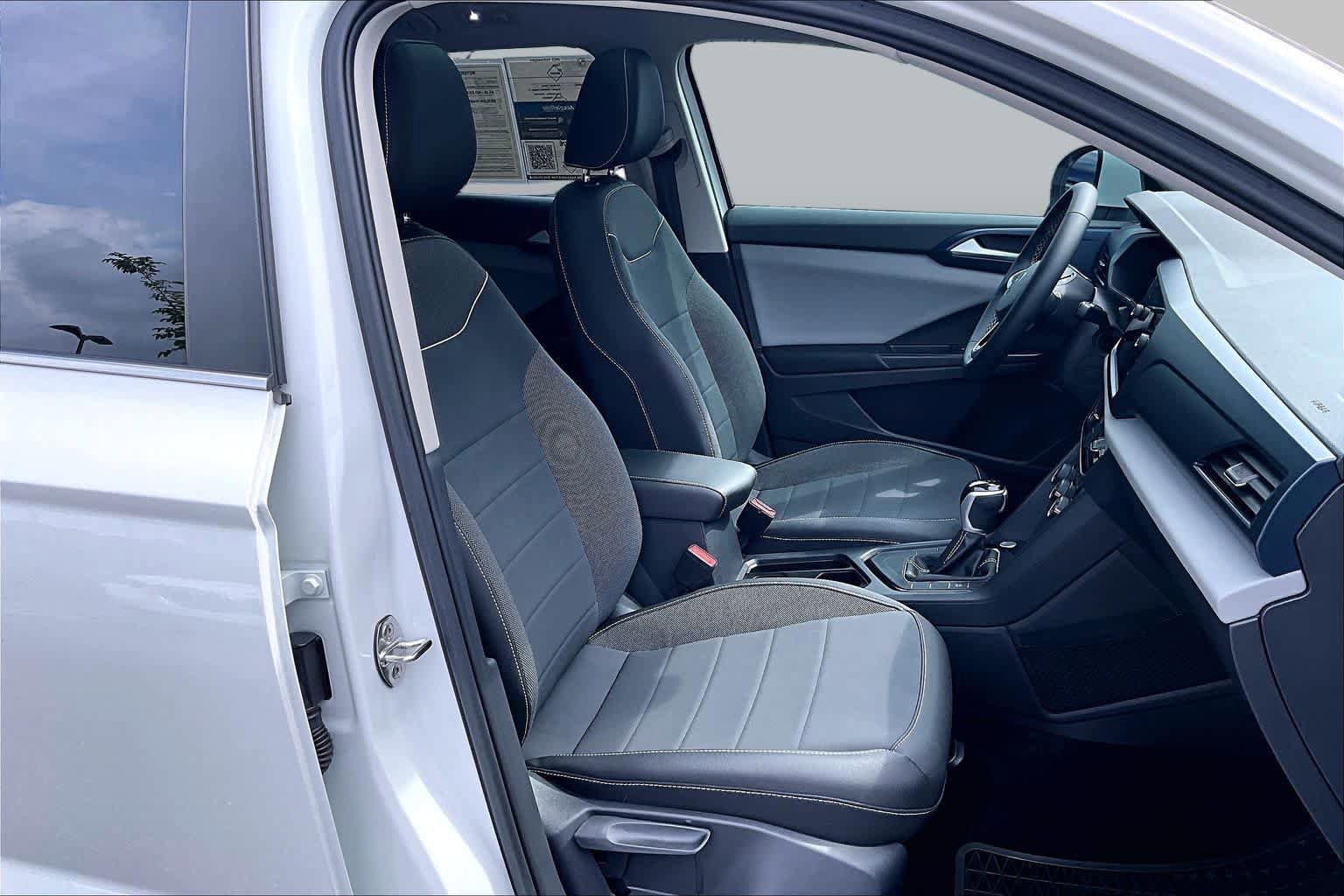 Used 2023 Volkswagen Taos SE w/ Panoramic Sunroof Package FWD image 9