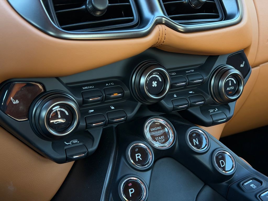 Used 2021 Aston Martin V8 Vantage Coupe image 27