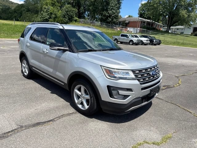 Used 2017 Ford Explorer XLT w/ Equipment Group 202A AWD/4WD image 2