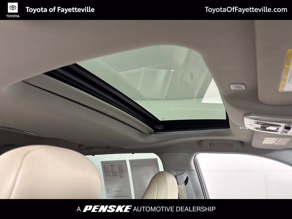 Used 2023 Toyota Highlander XLE FWD image 3