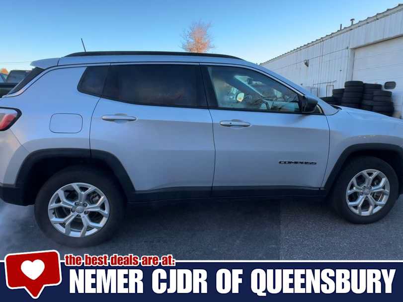 Used 2024 Jeep Compass Latitude AWD/4WD image 9