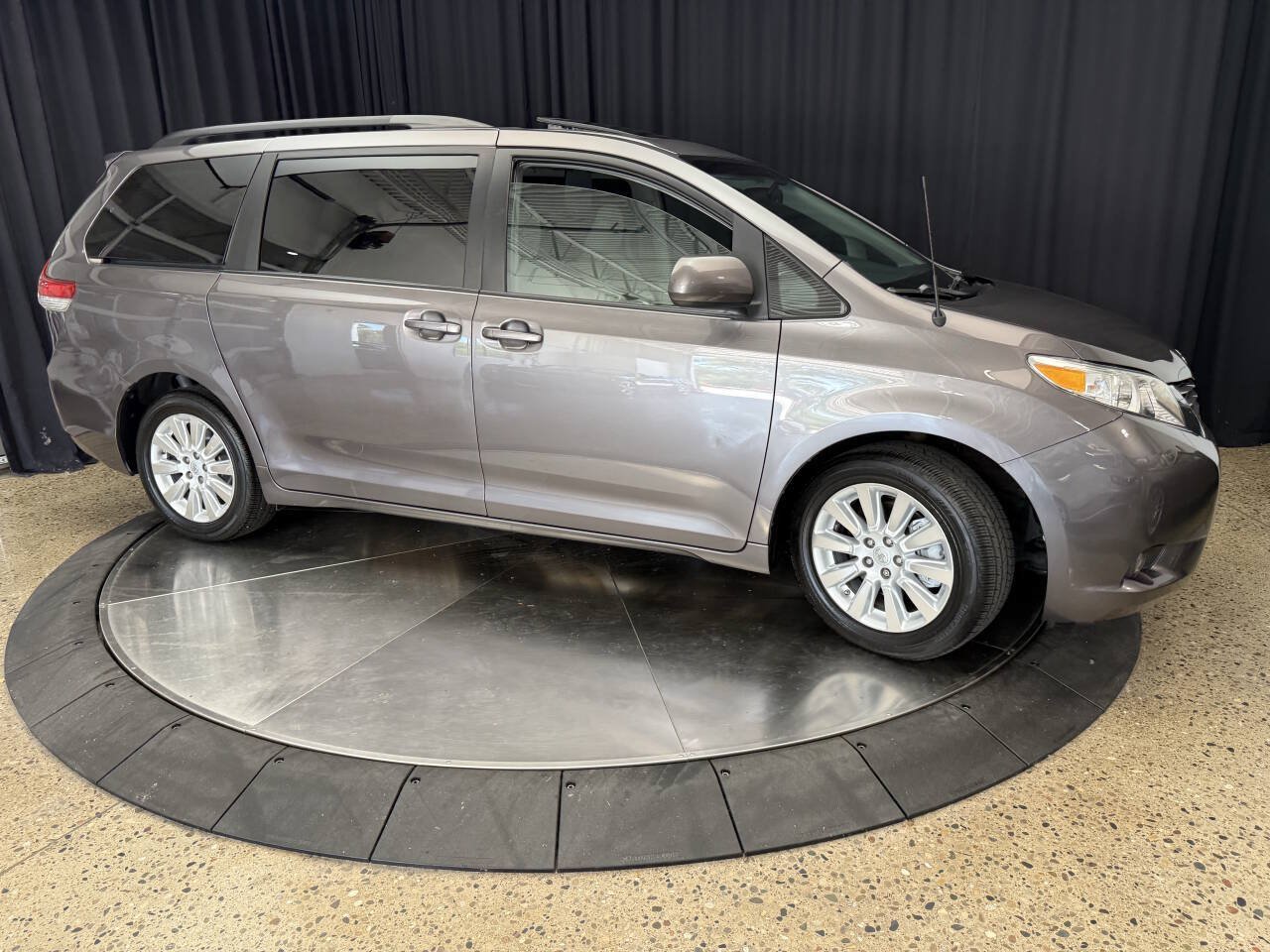 Used 2014 Toyota Sienna XLE AWD/4WD image 8