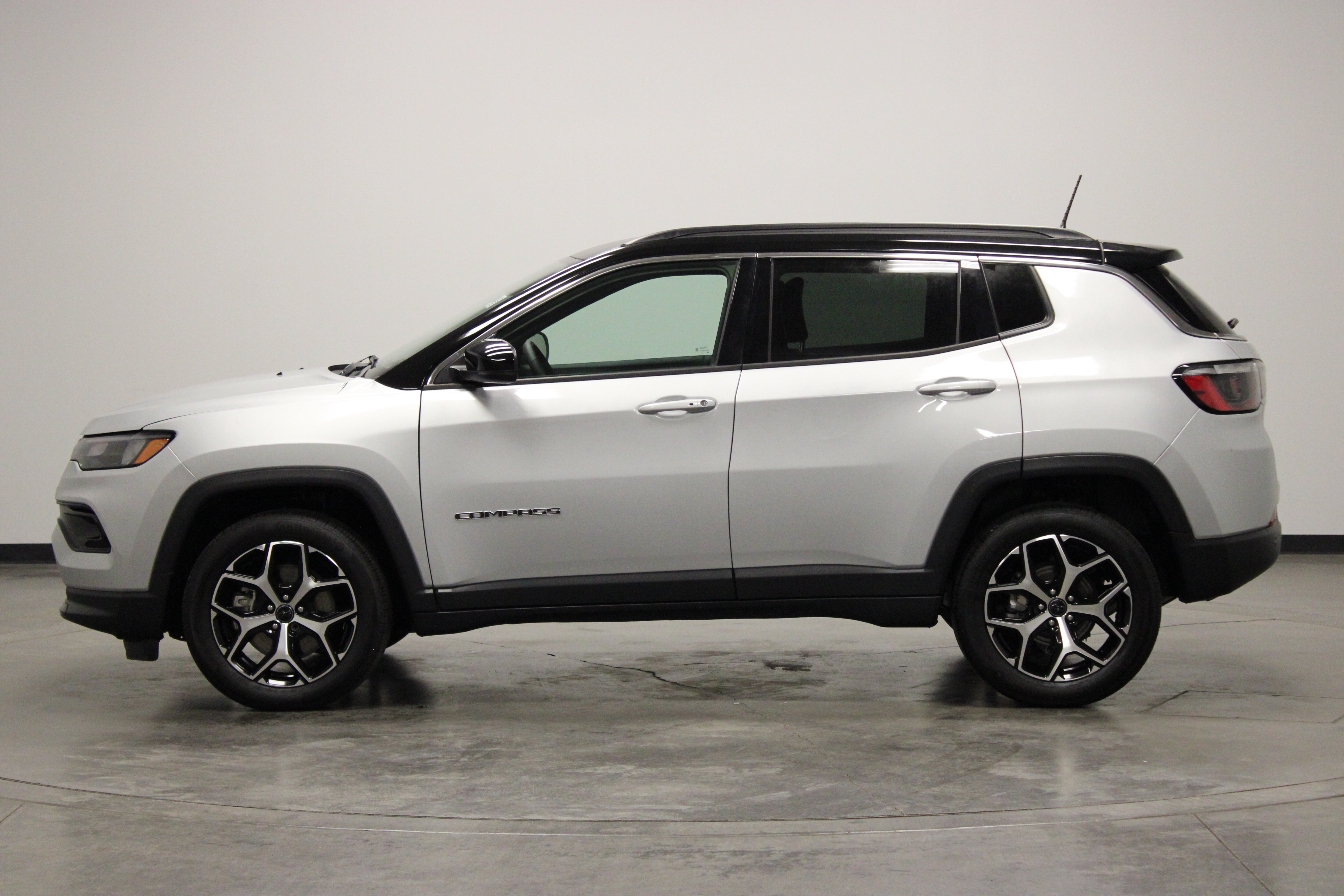 Used 2025 Jeep Compass Limited AWD/4WD image 5