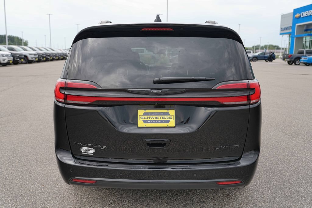 Used 2025 Chrysler Pacifica Limited FWD image 7