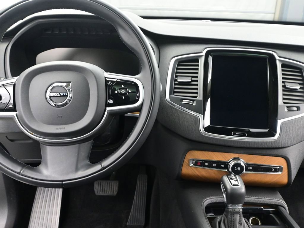 Used 2022 Volvo XC90 T6 Momentum w/ Climate Package image 10