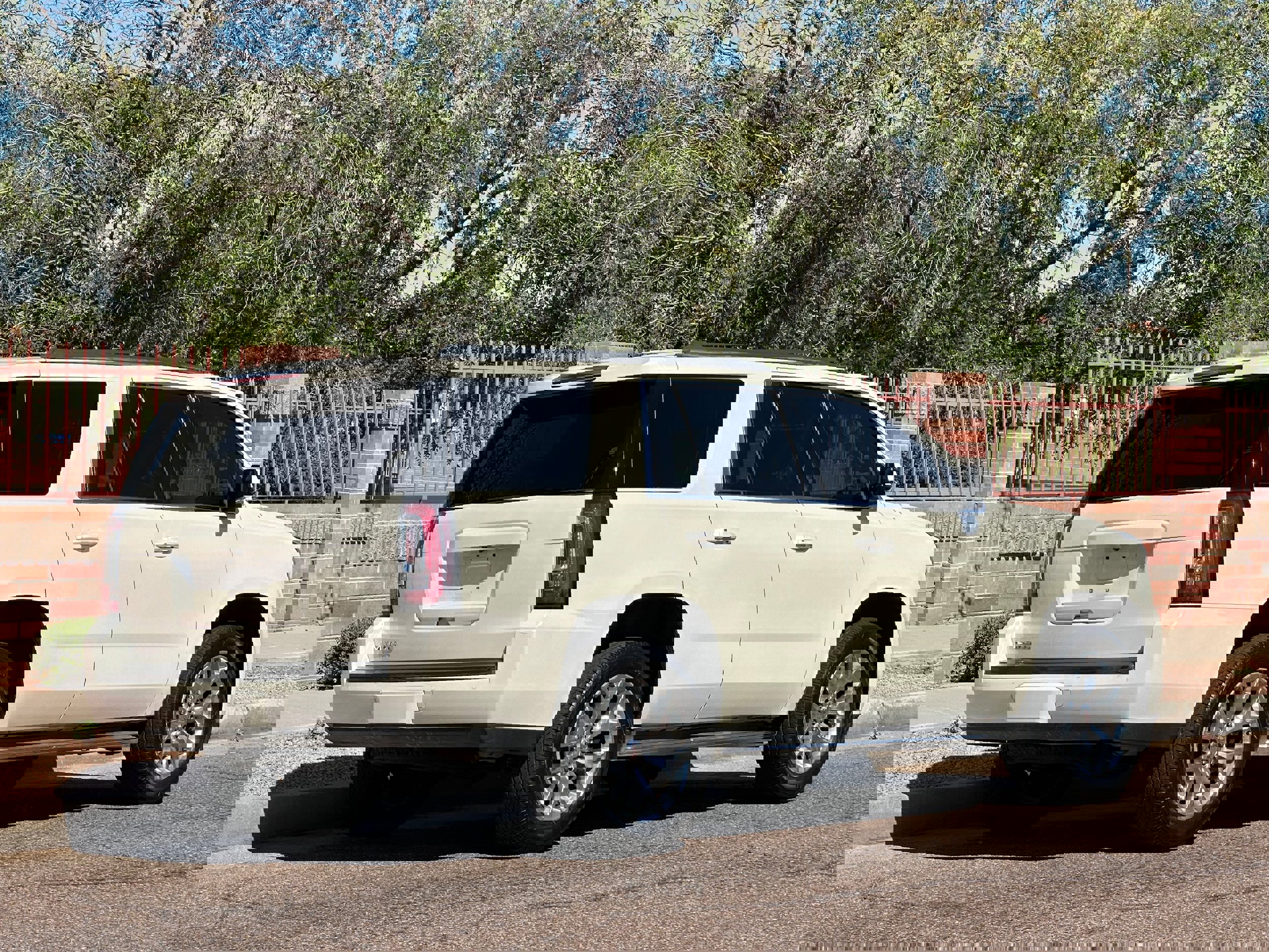 Used 2015 GMC Yukon SLT w/ Open Road Package AWD/4WD image 10