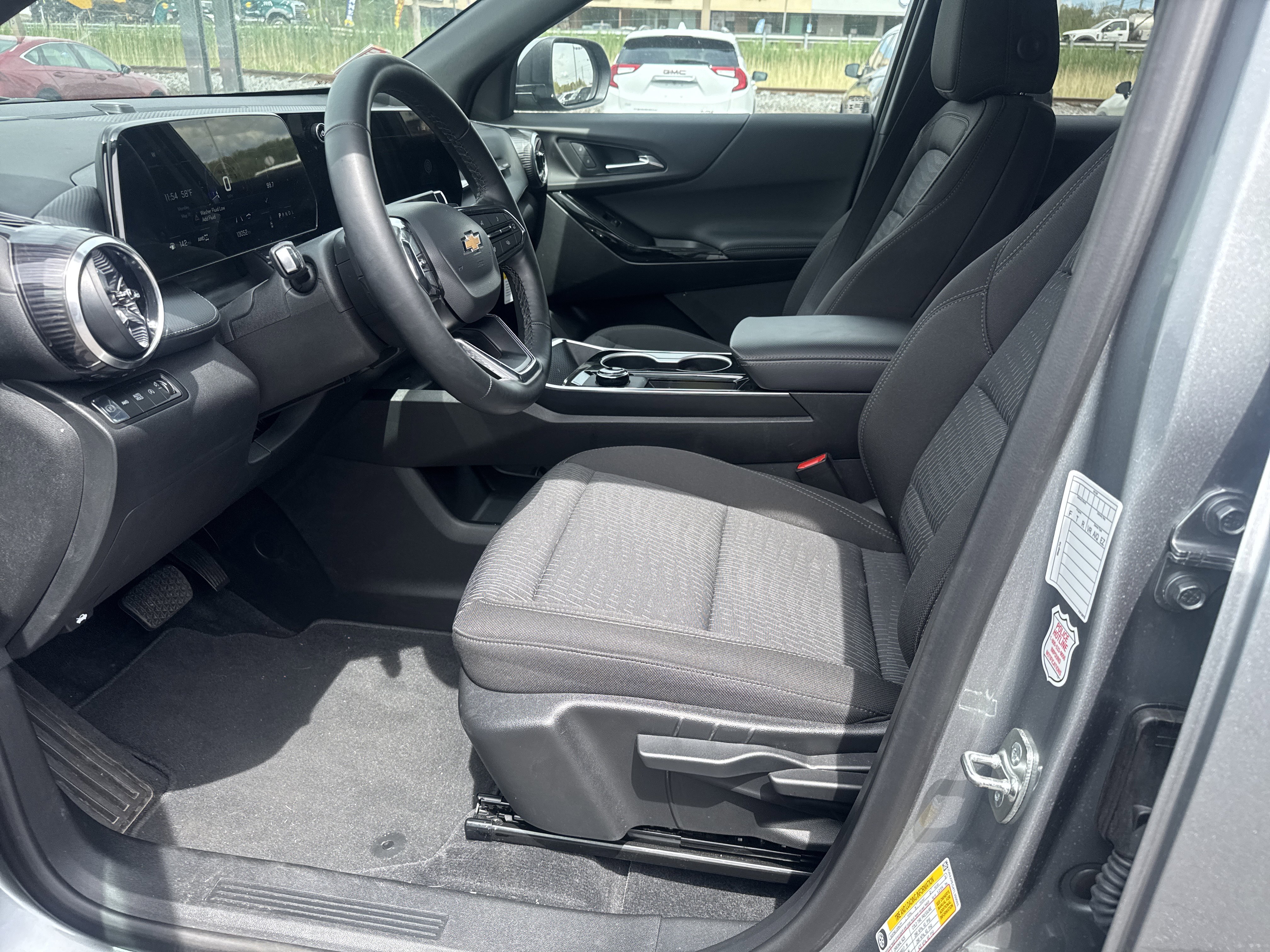 Used 2026 Chevrolet Equinox LT AWD/4WD image 12