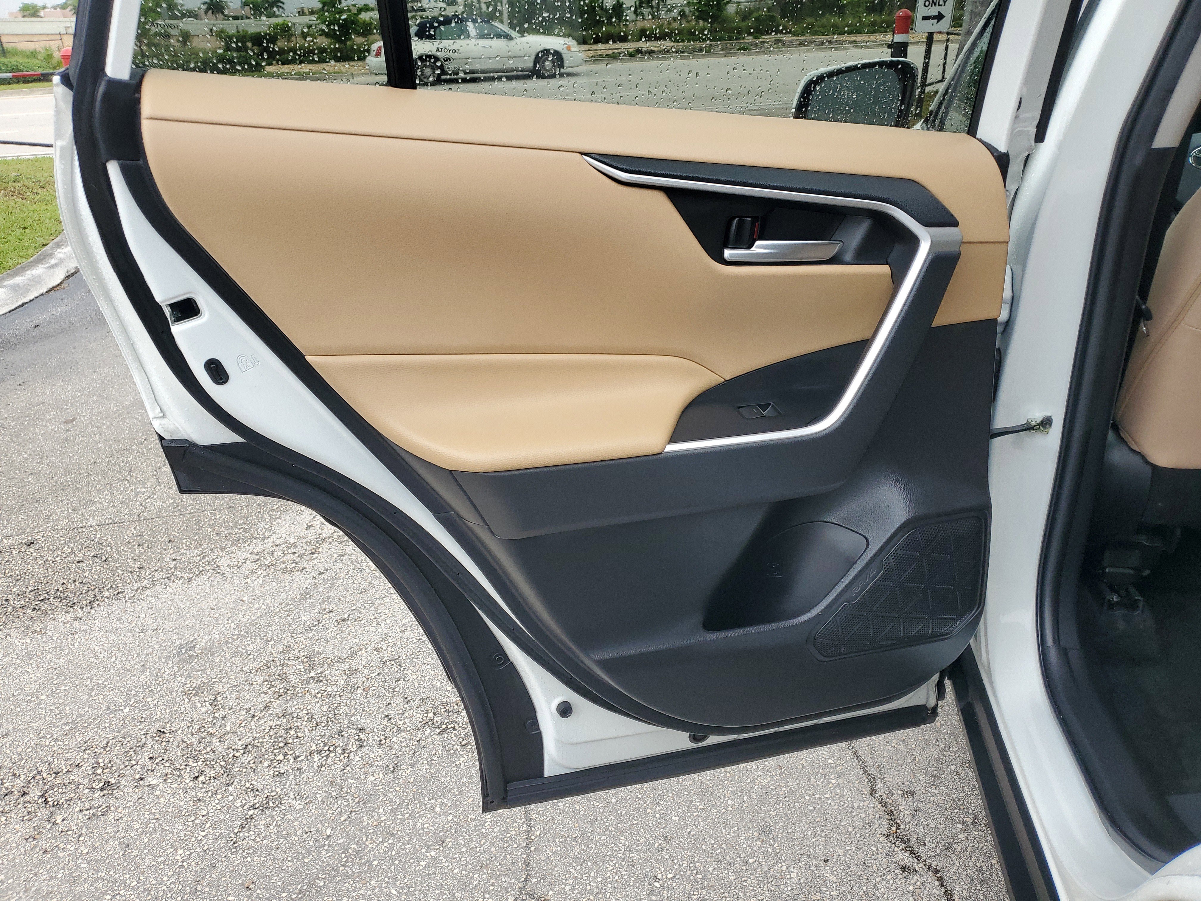 Used 2022 Toyota RAV4 XLE w/ Convenience Package image 29