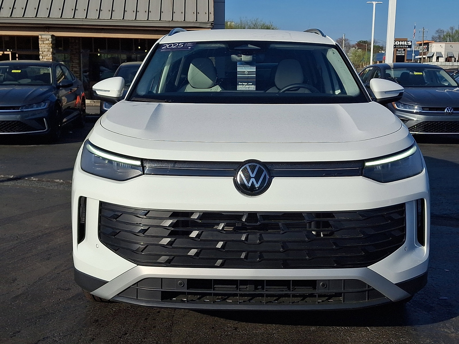 Certified 2025 Volkswagen Tiguan SE image 2