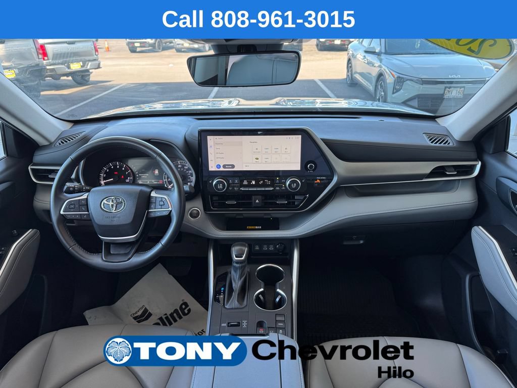 Used 2024 Toyota Highlander XLE FWD image 11