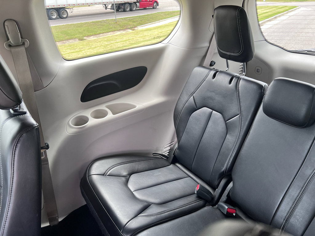 Used 2024 Chrysler Pacifica Touring-L image 13
