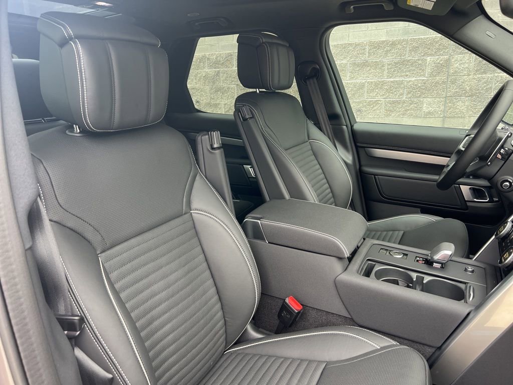 Used 2024 Land Rover Discovery Dynamic SE image 16