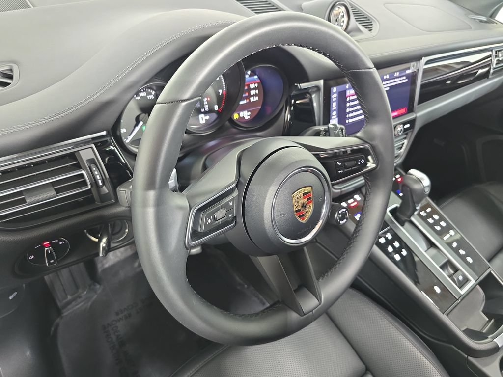 Certified 2026 Porsche Macan AWD/4WD image 4