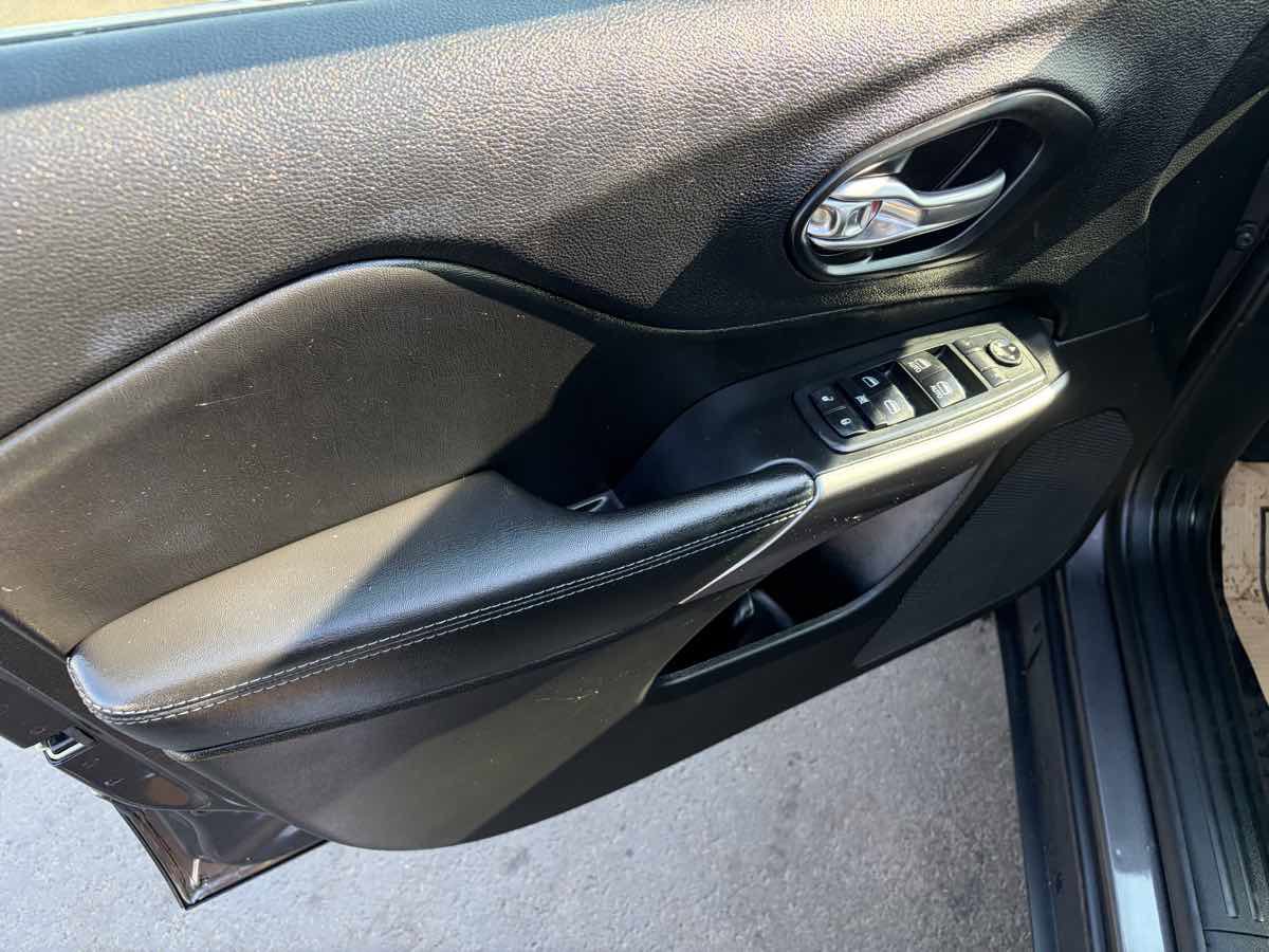 Used 2020 Jeep Cherokee Latitude Plus w/ Cold Weather Group AWD/4WD image 17