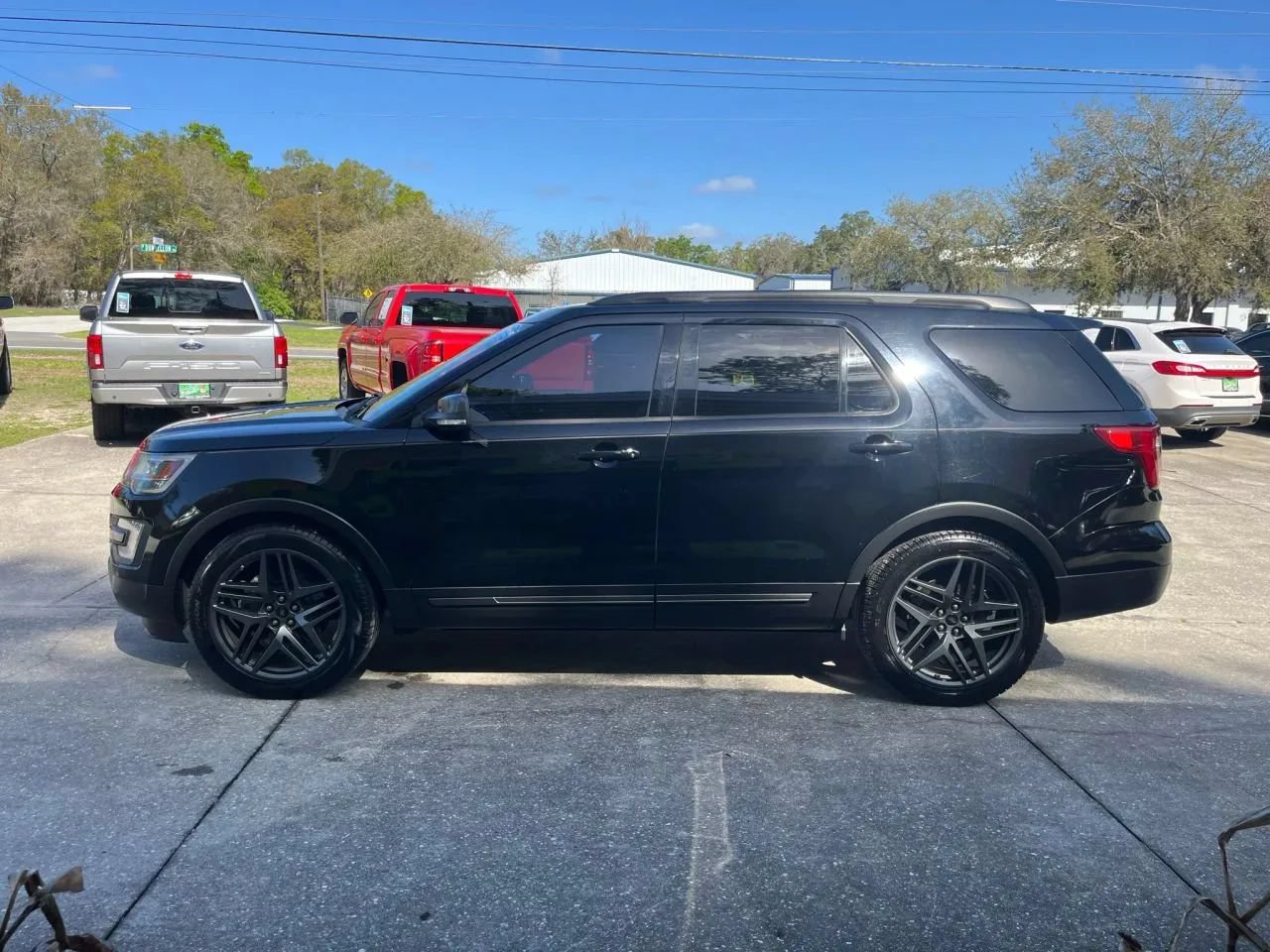 Used 2017 Ford Explorer XLT w/ Equipment Group 202A FWD image 4