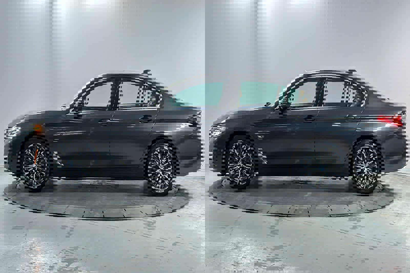 Used 2023 BMW 530e w/ Convenience Package image 5