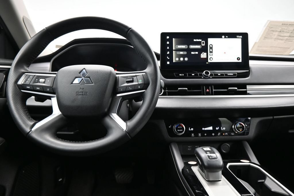 Used 2025 Mitsubishi Outlander SE AWD/4WD image 14
