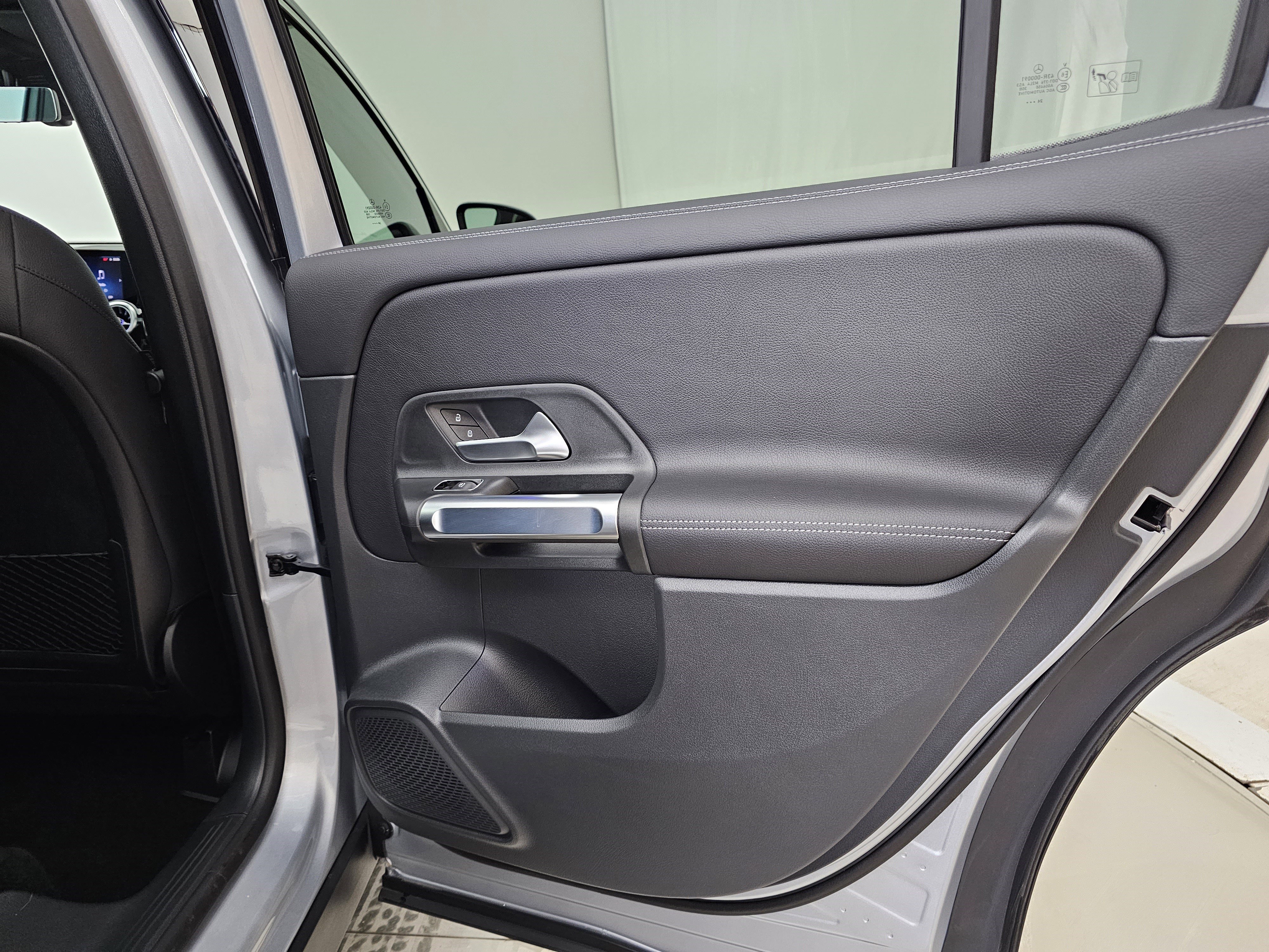 Certified 2025 Mercedes-Benz GLB 250 4MATIC image 33