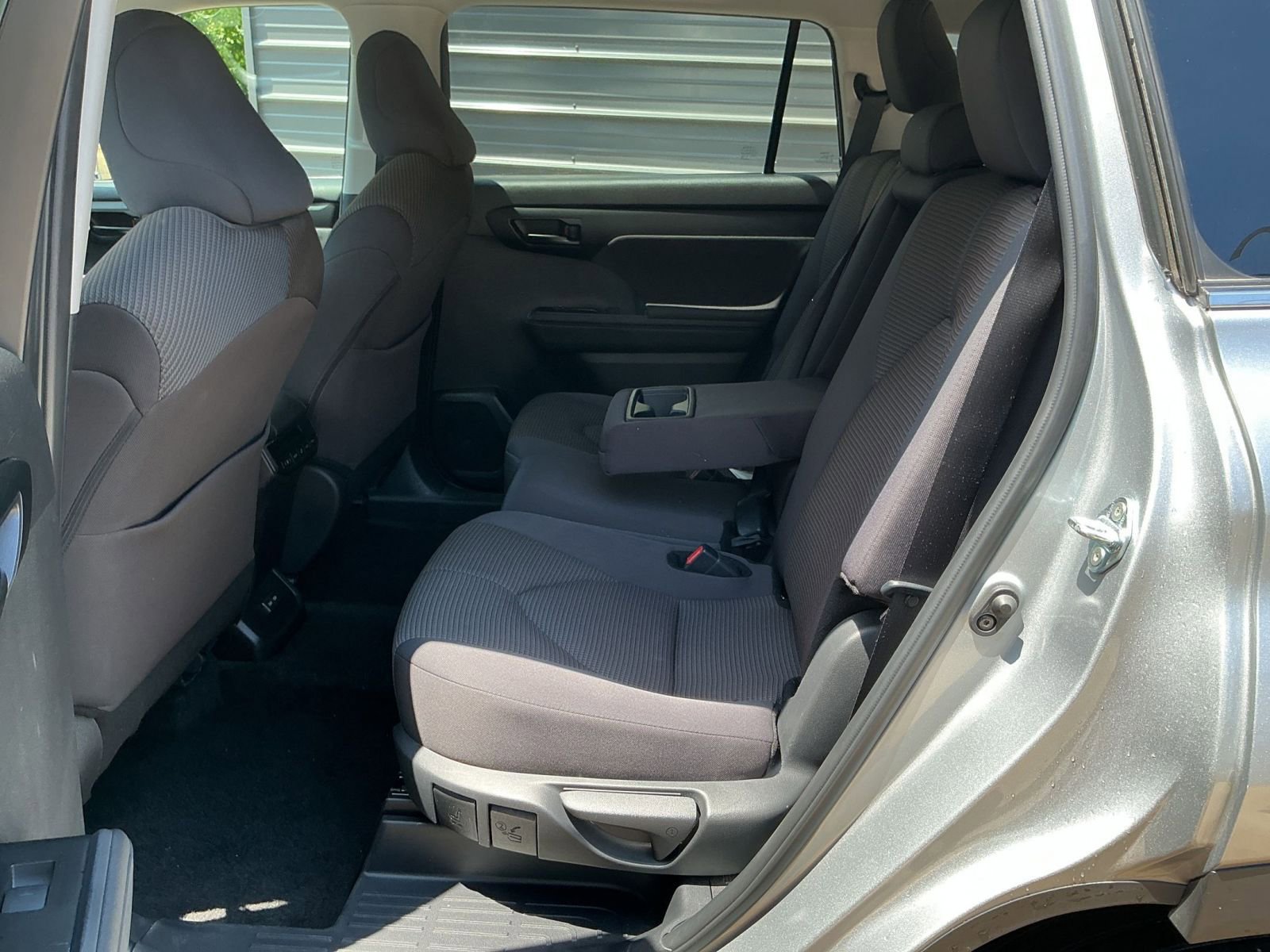 Used 2025 Toyota Highlander LE FWD image 23