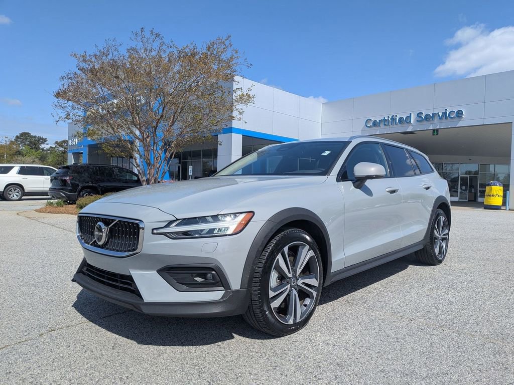 Used 2025 Volvo V60 B5 Cross Country Plus AWD/4WD image 4