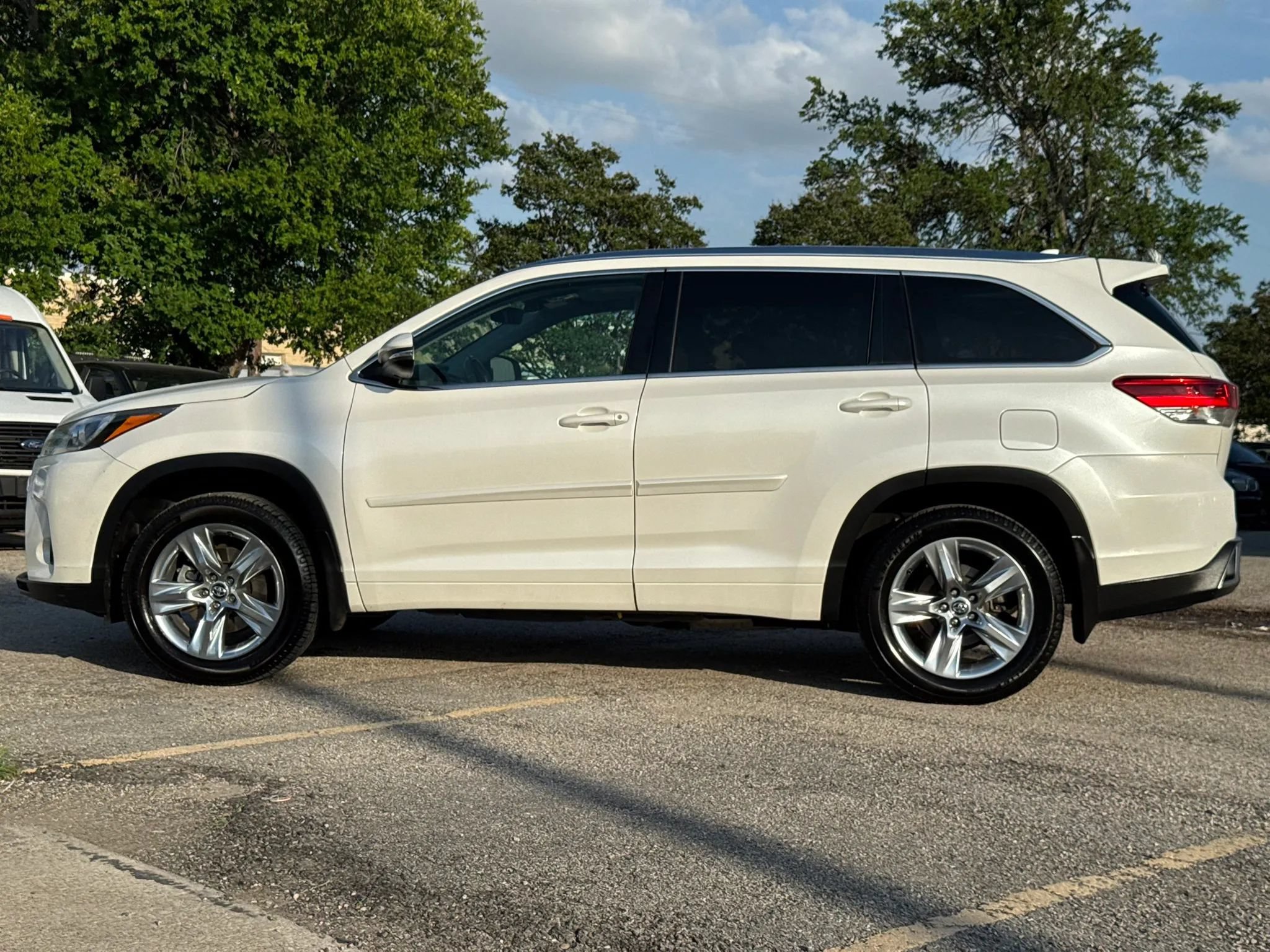 Used 2019 Toyota Highlander Limited FWD image 3