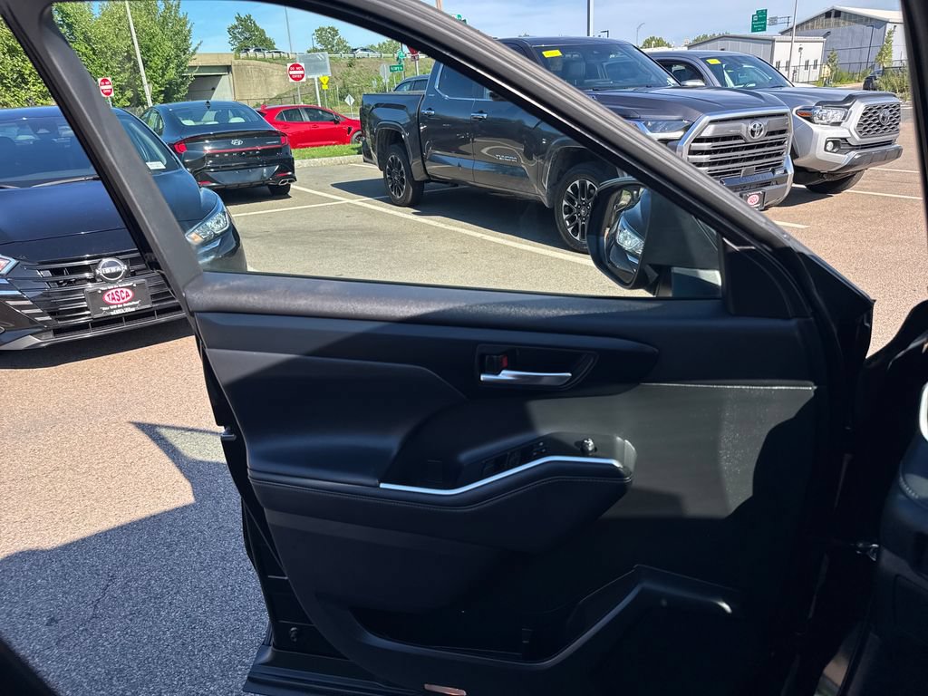 Used 2022 Toyota Highlander XSE AWD/4WD image 37