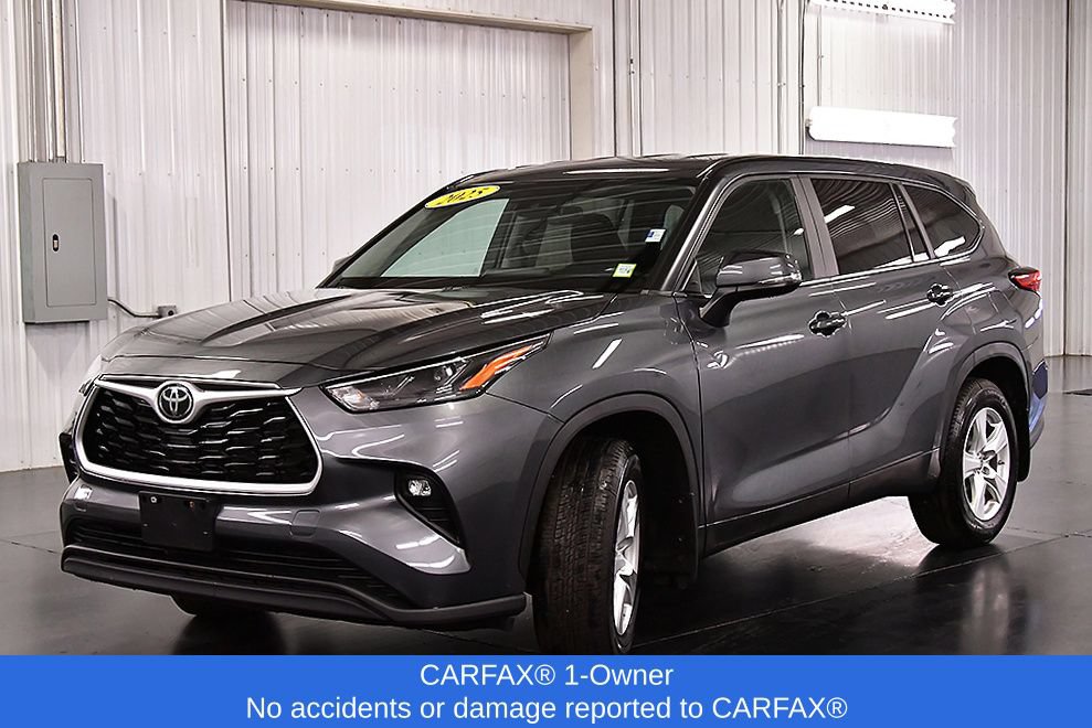 Used 2023 Toyota Highlander LE AWD/4WD image 3