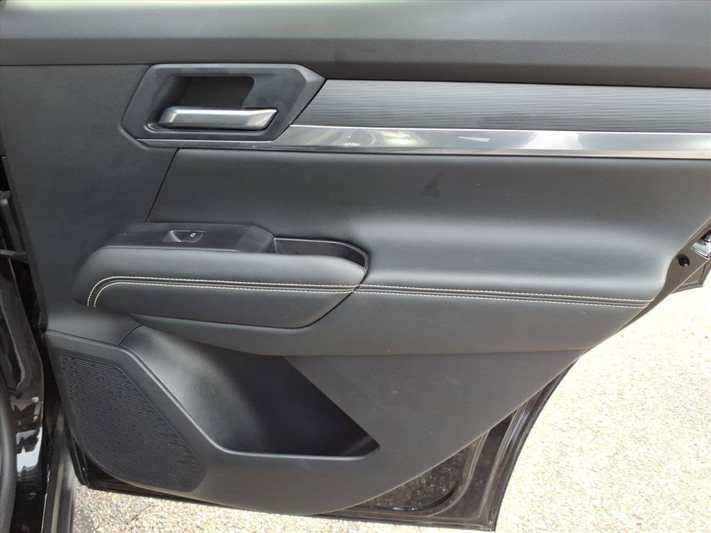 Used 2025 GMC Terrain Elevation w/ Technology Package II AWD/4WD image 16