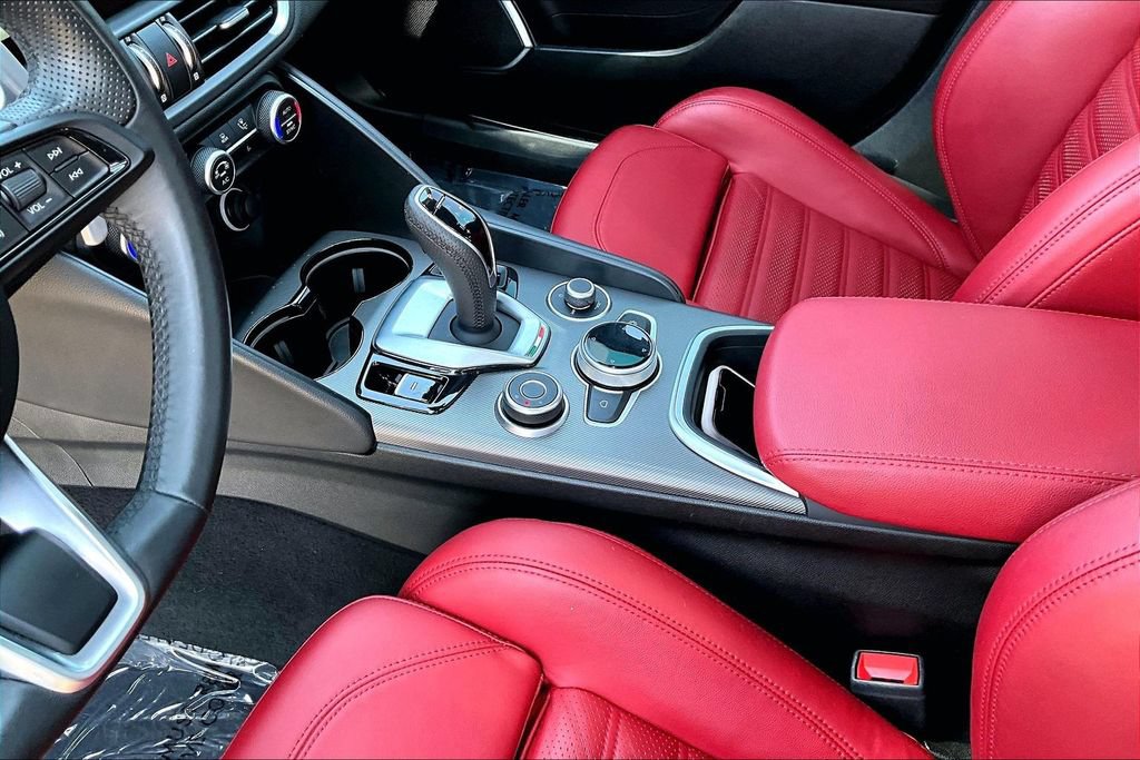 Used 2022 Alfa Romeo Giulia Veloce RWD image 16
