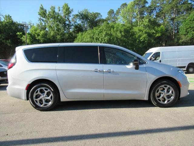 Certified 2024 Chrysler Pacifica Limited AWD/4WD image 2