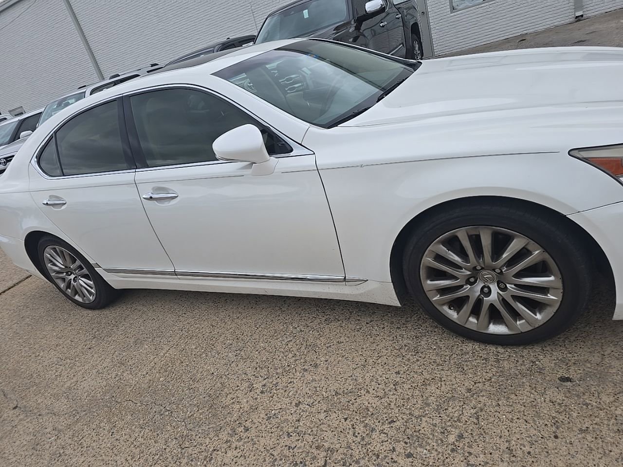 Used 2013 Lexus LS 460 w/ Comfort Pkg image 3
