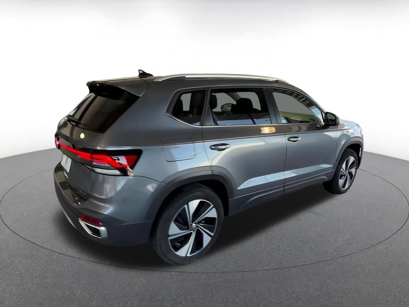 Used 2025 Volkswagen Taos SE image 17