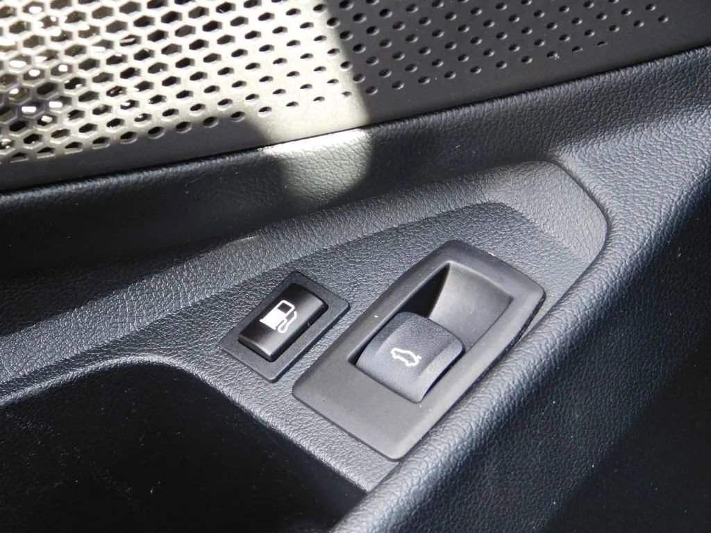 Used 2021 BMW 330e xDrive w/ Driving Assistance Package image 28